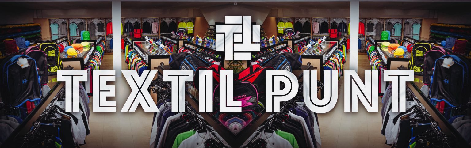 Interior de la tienda Textil Punt, con expositores de ropa deportiva, mochilas y prendas colgadas, y el logotipo de la marca sobre la imagen.