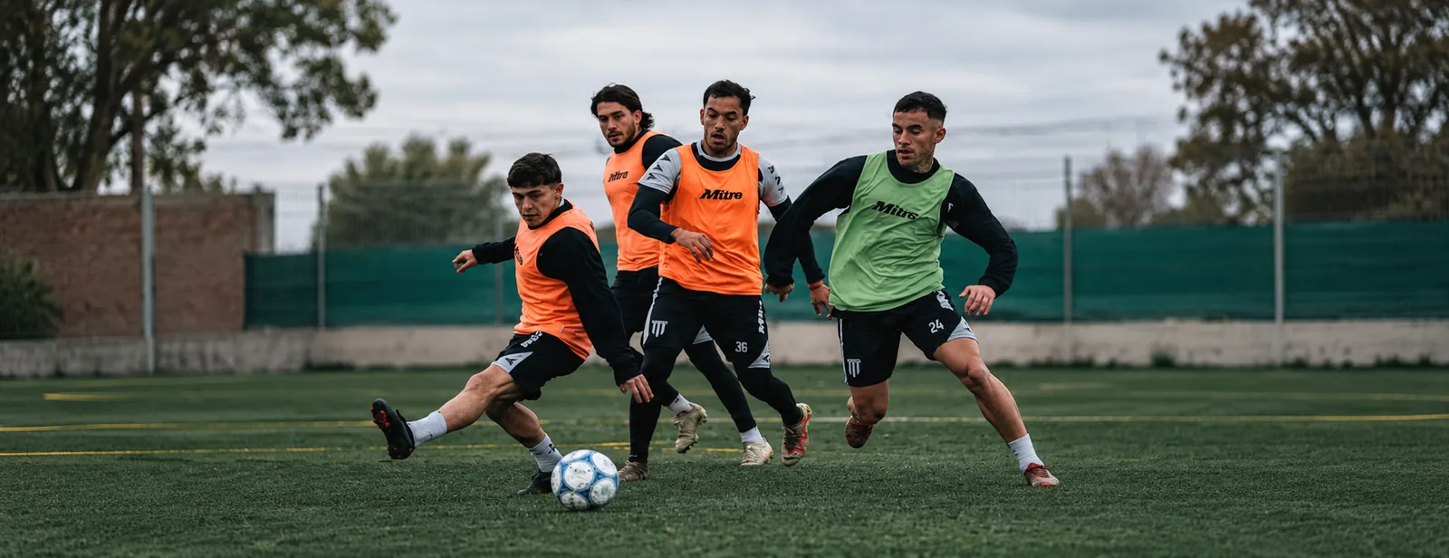 Jugadores de un club entrenando con equipación personalizada