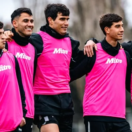 Jugadores de un club con equipaciones deportivas personalizadas