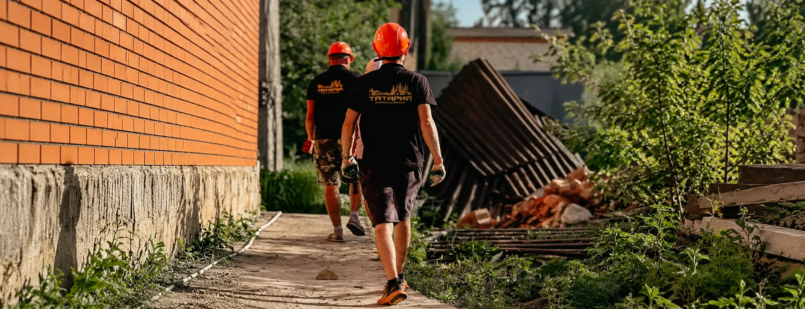 Operarios con ropa laboral personalizada con el logo de su empresa