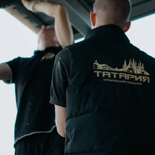 Equipo de una empresa con uniformes corporativos personalizados con su logo